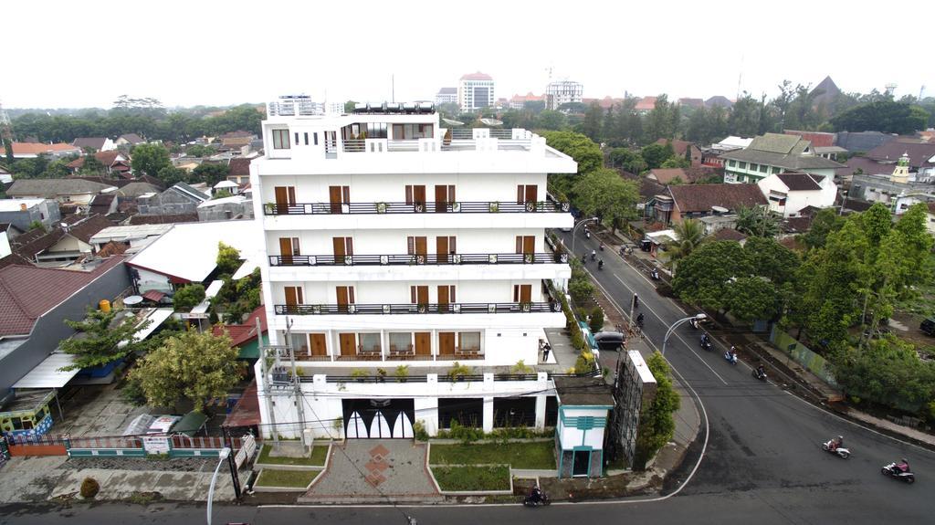 Ratu Homestay Malang Exterior photo