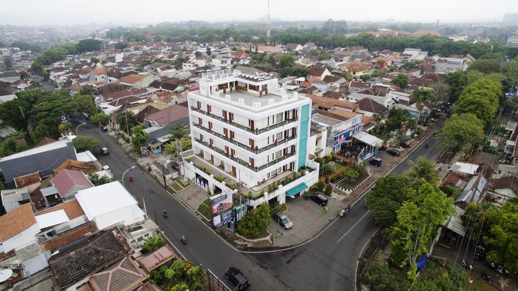 Ratu Homestay Malang Exterior photo