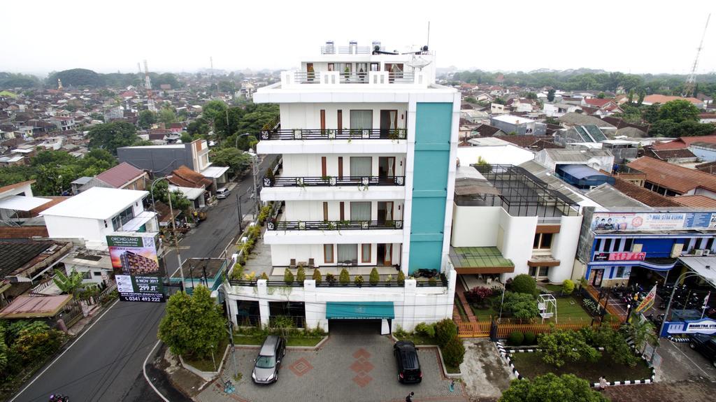 Ratu Homestay Malang Exterior photo